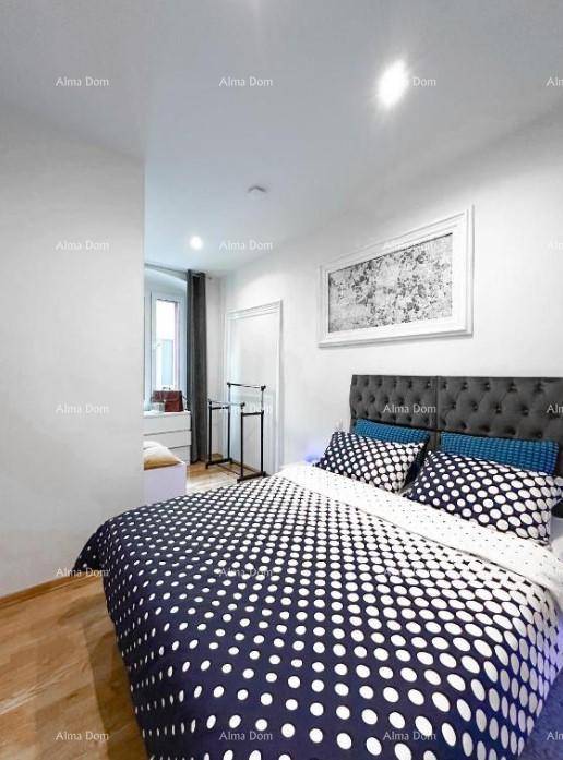 Geräumiges Schlafzimmer mit Holzboden und modernem Bett, das viel Platz bietet.