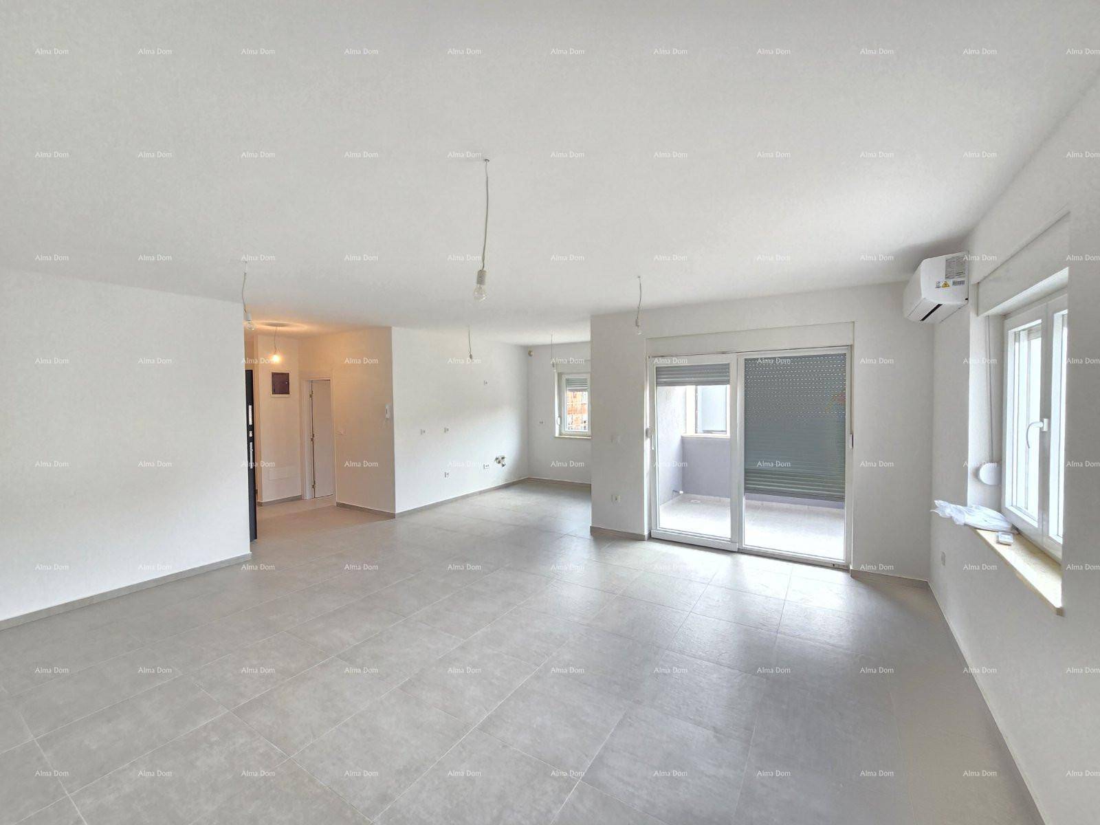 Weitläufiges Wohnzimmer mit hellem Fliesenboden, weißen Wänden und Schiebetür zum Balkon.