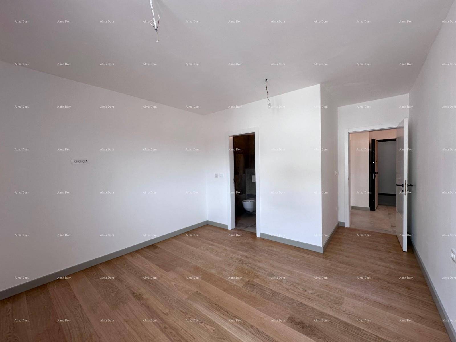 Unmöbliertes Schlafzimmer mit Holzboden und direktem Zugang zu einem modernen Badezimmer.