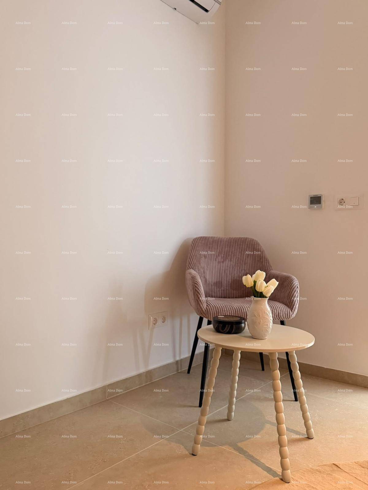 Gemütliche Sitzecke im Schlafzimmer mit Sessel und kleinem Beistelltisch.