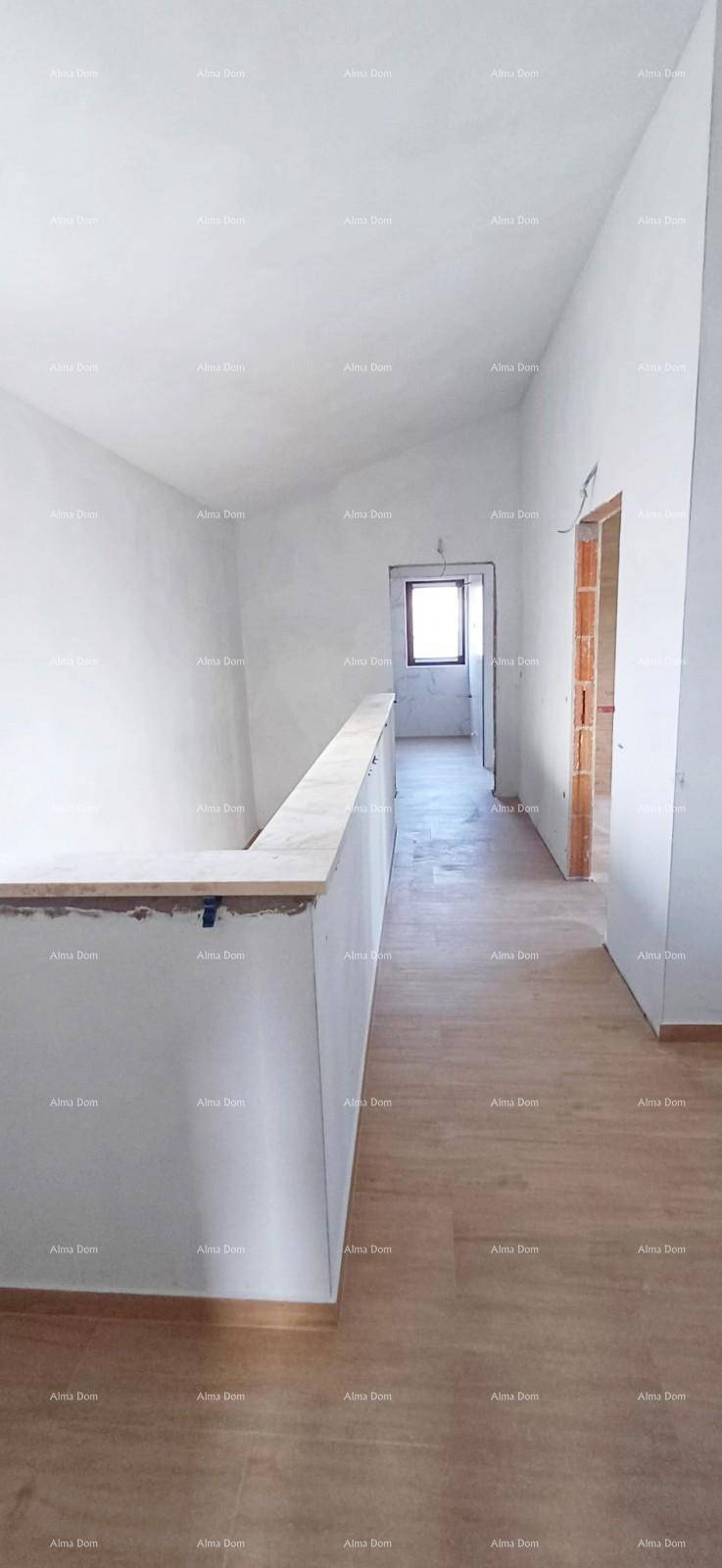 Flurbereich im Obergeschoss mit Holzboden und Zugang zu weiteren Räumen.