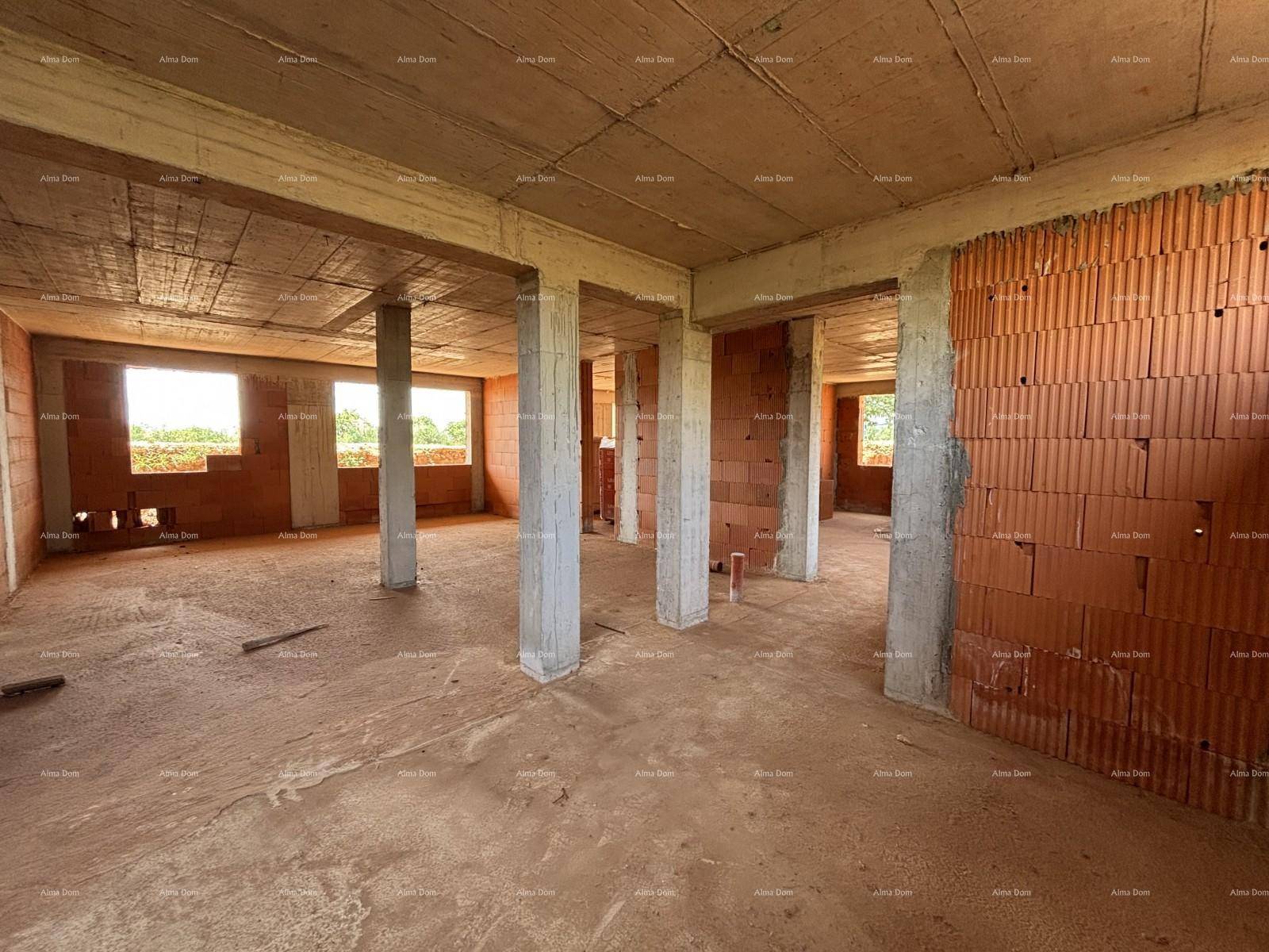 Innenraum im Rohbau mit Betonpfeilern und Ziegelwänden, durch Fenster fällt natürliches Licht.