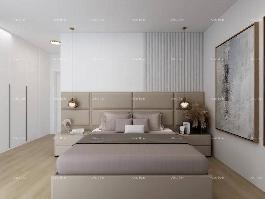 Helles Schlafzimmer mit großem Bett, beiger Polsterung und integrierten Kleiderschränken.