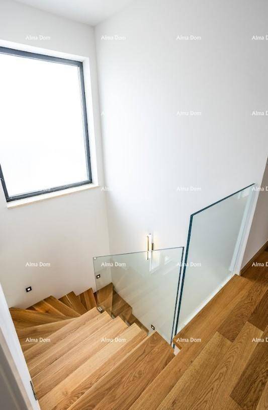 Moderne Holztreppe mit elegantem Glasgeländer und natürlichem Lichteinfall durch ein Fenster.