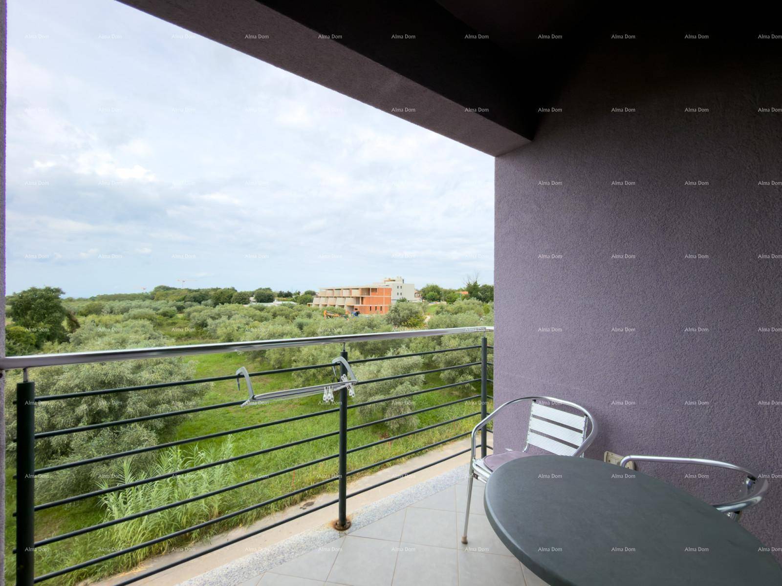 Balkon mit Metallgeländer und Sitzgelegenheiten, bietet einen weiten Blick ins Grüne.