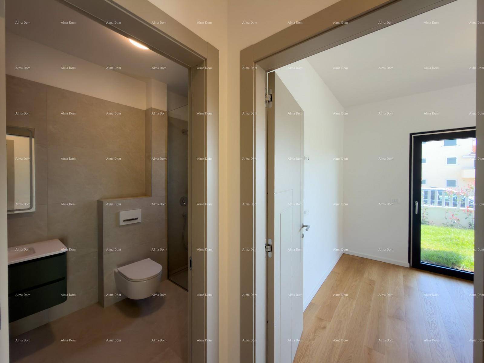 Flur mit Zugang zu einem modernen Badezimmer und einem weiteren hellen Zimmer.