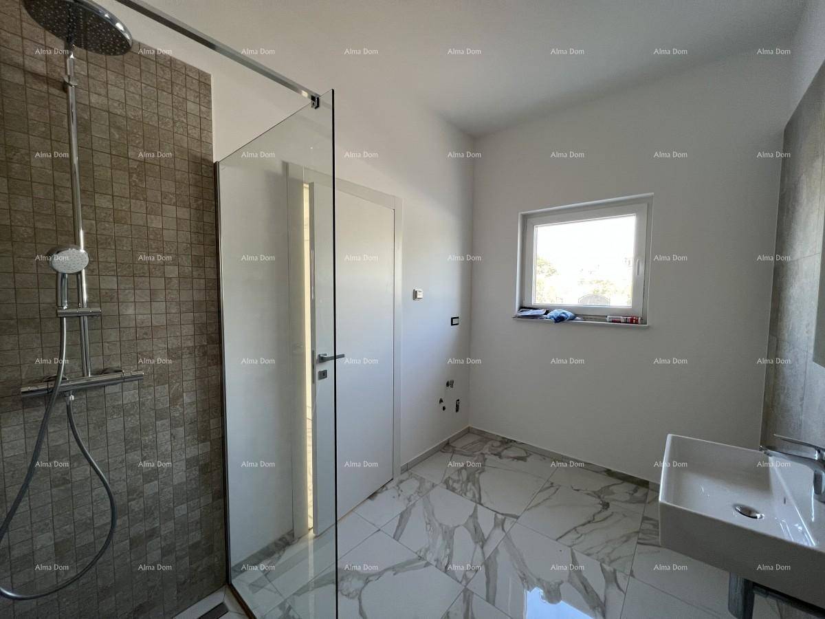 Helles Badezimmer mit begehbarer Dusche, Regendusche, Fenster und modernem Waschtisch.
