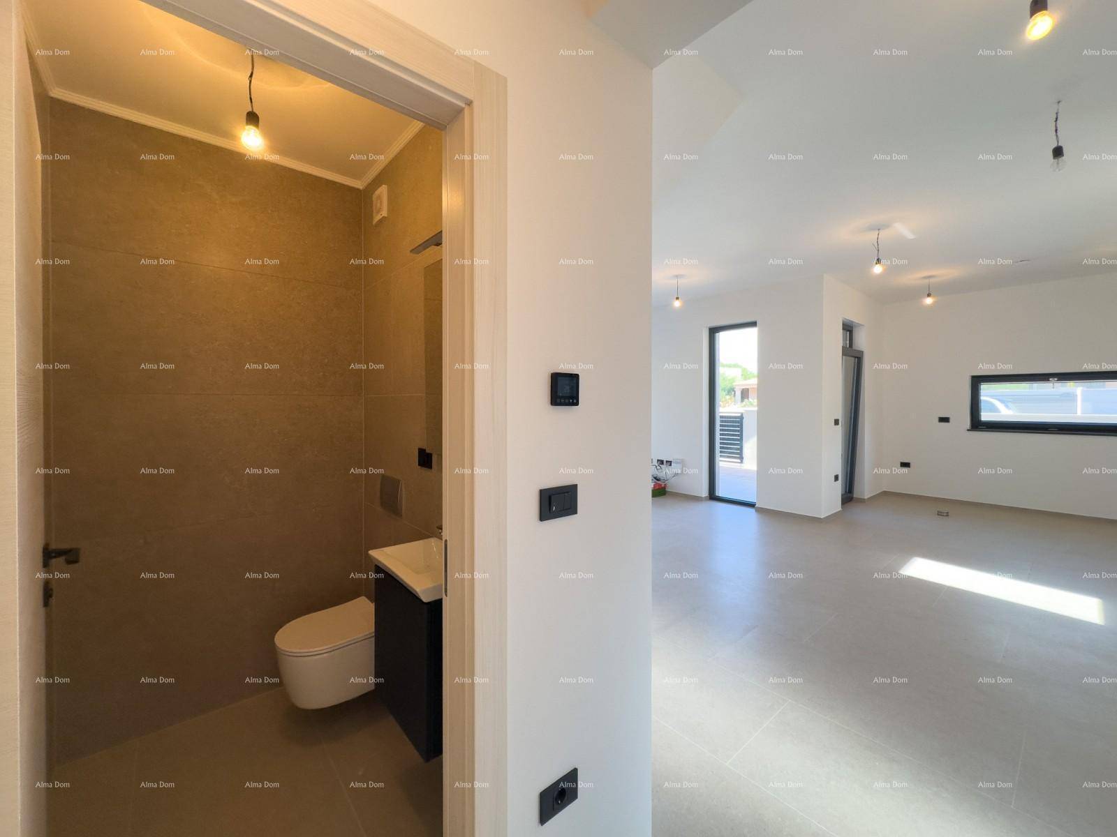 Blick in ein modernes Gäste-WC mit Wand-WC und kleinem Waschbecken.