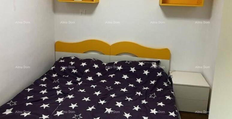 Schlafzimmer mit einem Bett, gelbem Kopfteil und Nachttisch, dekoriert mit Sternenmuster.