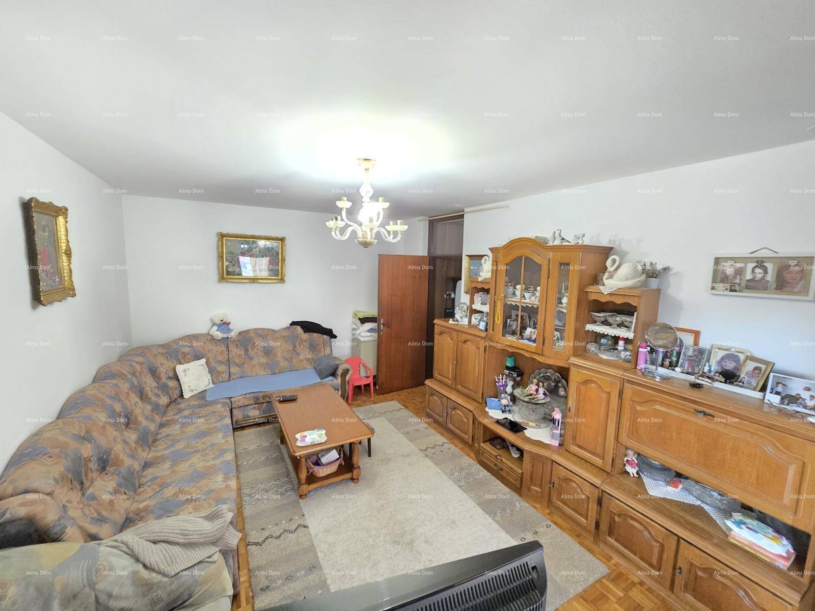 Wohnzimmer mit großem Ecksofa, Holzmöbeln und traditioneller Einrichtung.