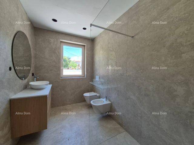 Modernes Badezimmer mit begehbarer Dusche, Bidet und Fenster.