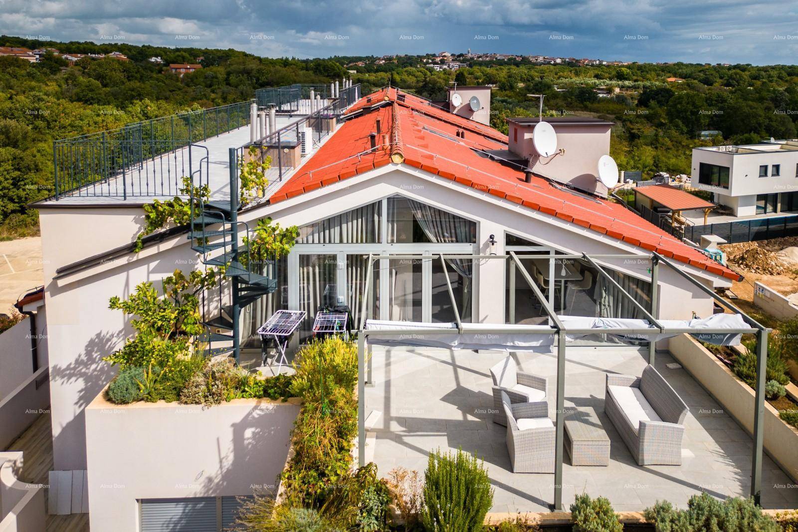 Großzügige Dachterrasse mit Sitzgelegenheiten und einer weiteren Terrasse mit Pergola.