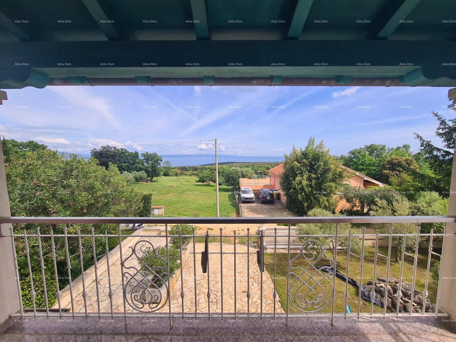 Weitläufiger Meerblick von einem Balkon, über grüne Felder und die Zufahrt des Anwesens.