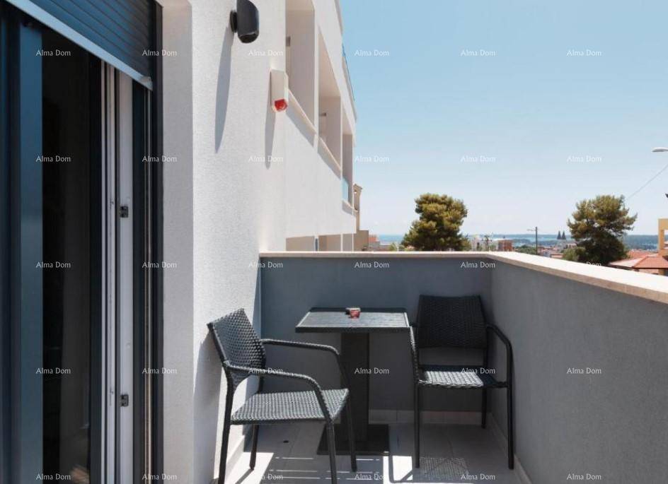 Kleiner Balkon mit Tisch und zwei Stühlen, bietet einen teilweisen Meerblick.