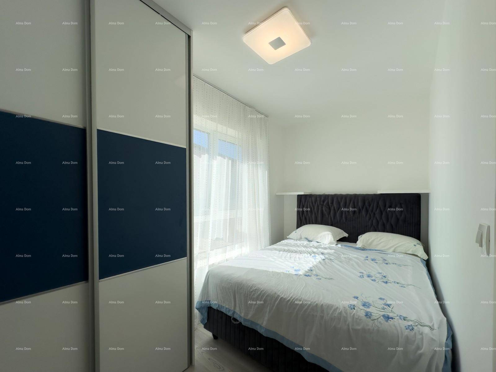Gemütliches Schlafzimmer mit Doppelbett, Einbauschrank und viel Tageslicht.
