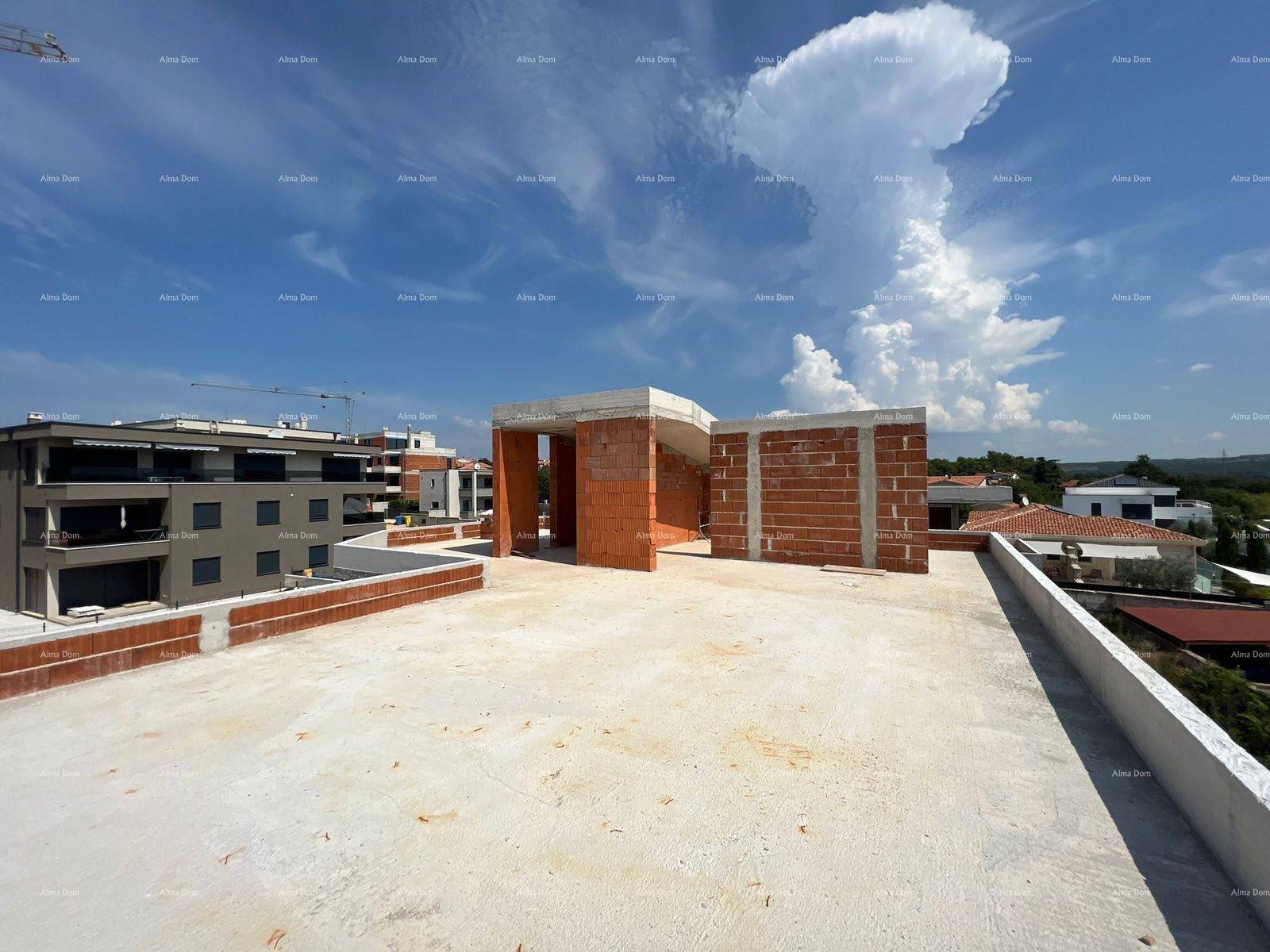 Große Dachterrasse im Rohbau mit weitem Blick über die Umgebung und den Himmel.