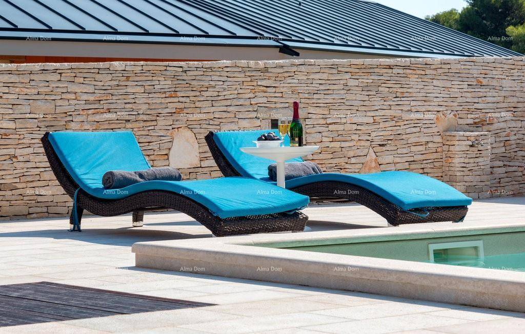 Zwei bequeme Sonnenliegen am Pool, bereit für entspannte Stunden unter der Sonne.