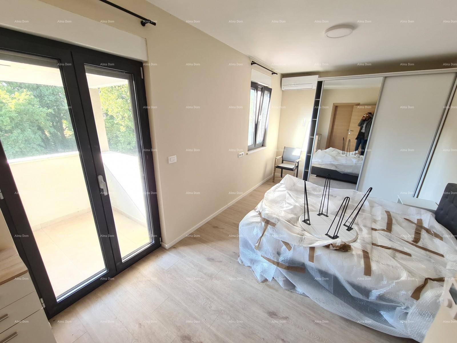 Schlafzimmer mit Balkonzugang, Schiebetürenschrank und hellem Laminatboden.