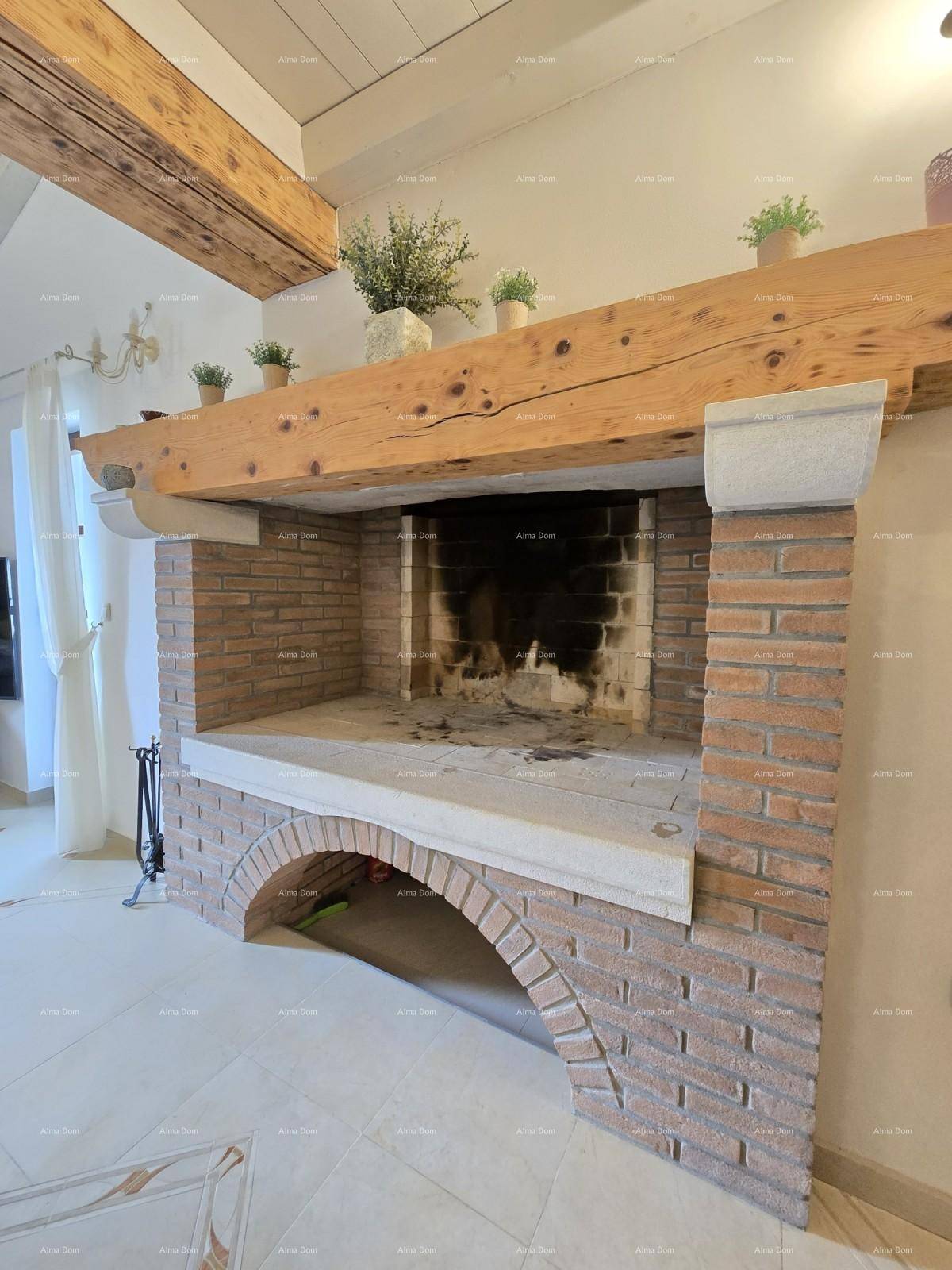Großer gemauerter Kamin mit Holzbalken und einer breiten Ablagefläche im Wohnbereich.