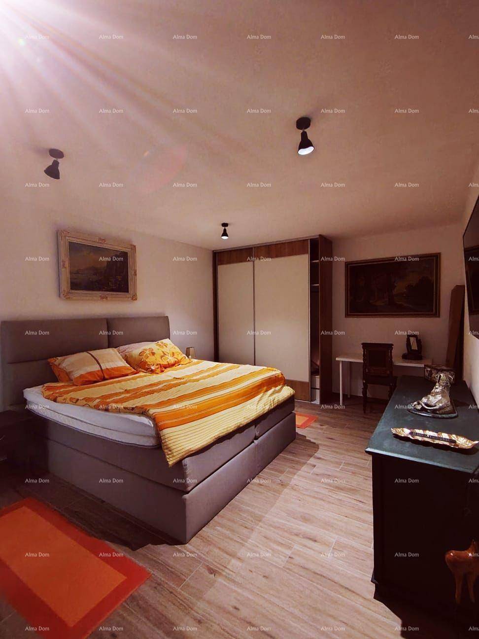 Helles Schlafzimmer mit großem Bett, Holzfußboden und Einbauschränken.