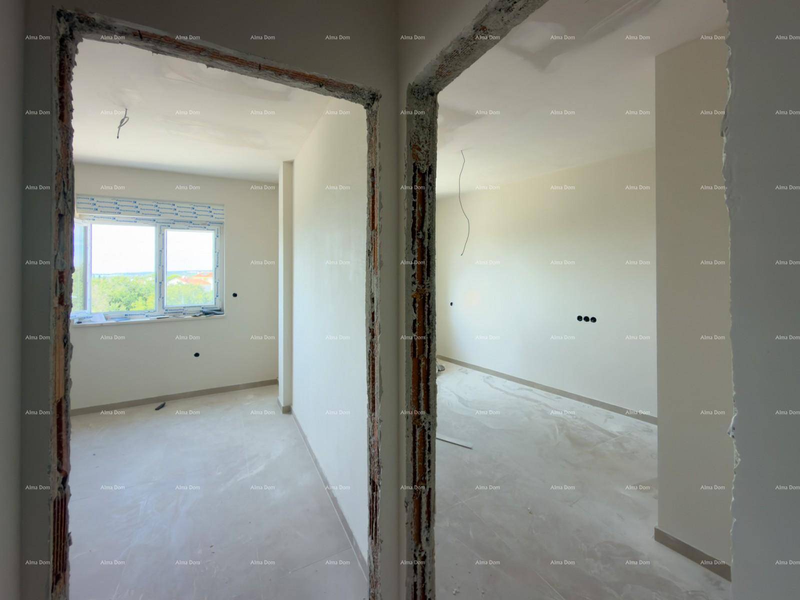 Rohbau-Innenraum mit Türrahmen und Blick in angrenzende, unfertige Zimmer.