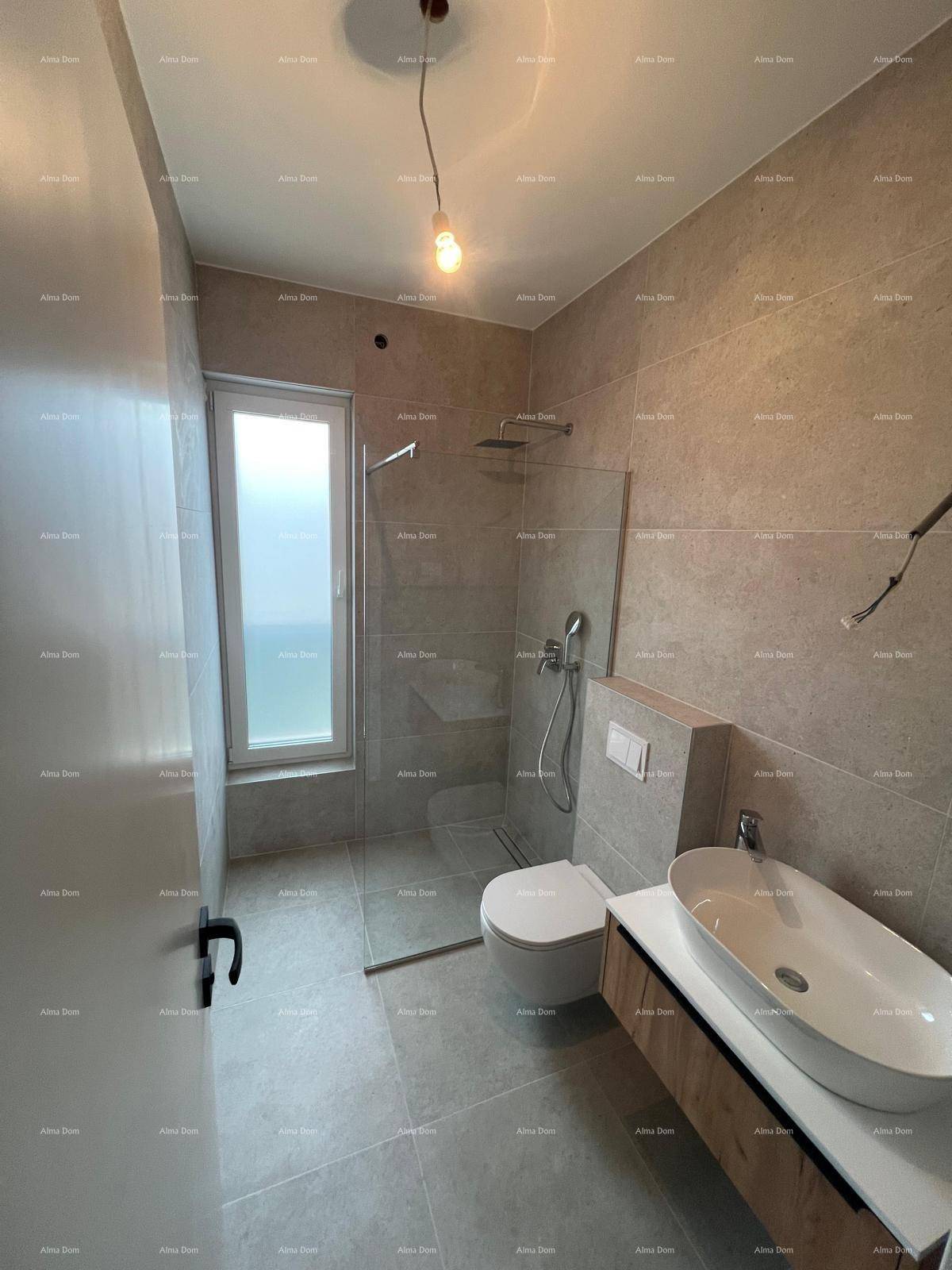 Modernes Badezimmer mit grauen Fliesen, begehbarer Dusche, wandhängendem WC und elegantem Waschbecken.