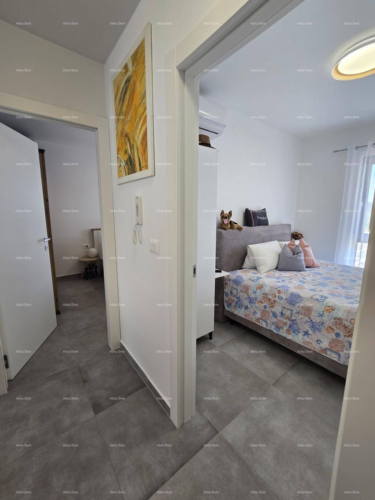 Blick vom Flur in ein gemütliches Schlafzimmer mit Doppelbett und Fliesenboden.