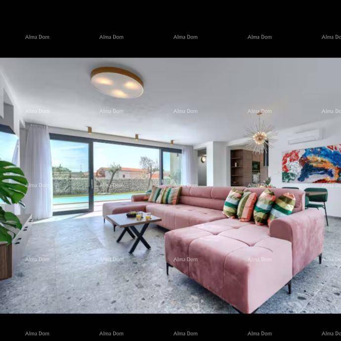 Helles Wohnzimmer mit moderner Einrichtung, großem Sofa und Zugang zum Poolbereich.