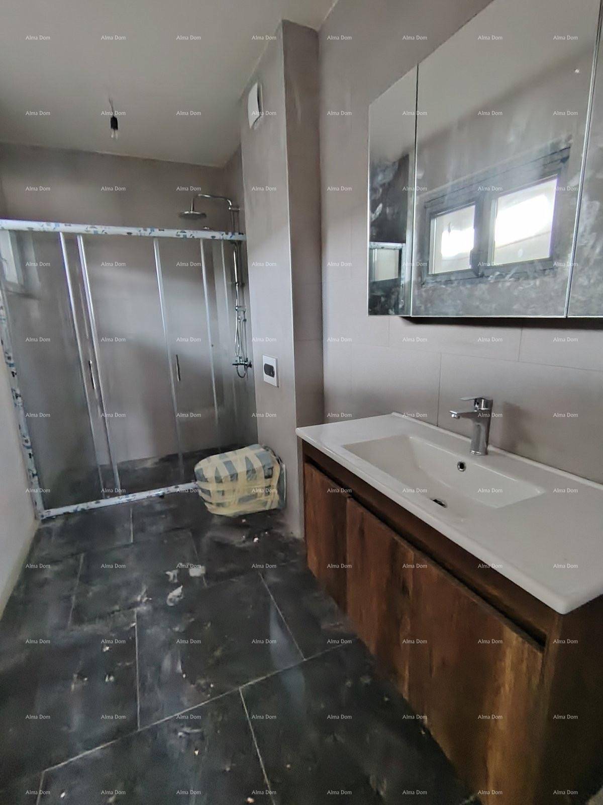 Modernes Badezimmer mit Duschkabine und Waschtisch, noch im Bauzustand.