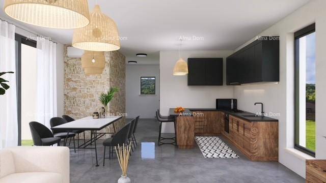 Moderne offene Küche mit Holzelementen, schwarzer Arbeitsplatte und Essbereich.