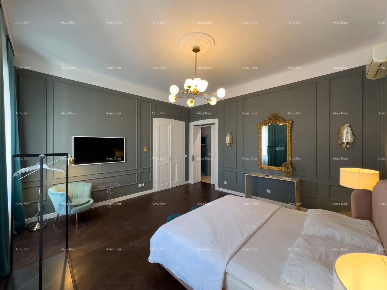 Elegantes Schlafzimmer mit dunklem Parkettboden, Wandpaneelen und einem großen Fernseher an der Wand.