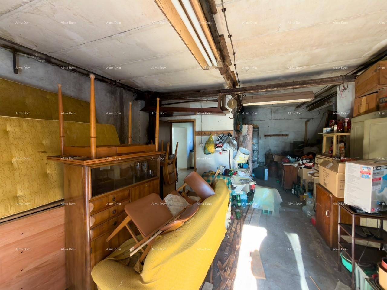 Großer Abstellraum im Keller mit vielen Gegenständen und einer Neonbeleuchtung an der Decke.