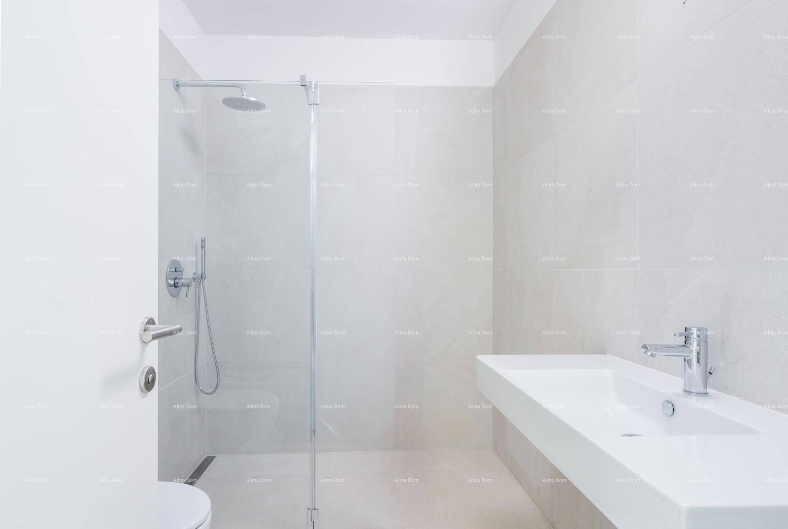Modernes Badezimmer mit ebenerdiger Dusche, Wand-WC und schwebendem Waschbecken.