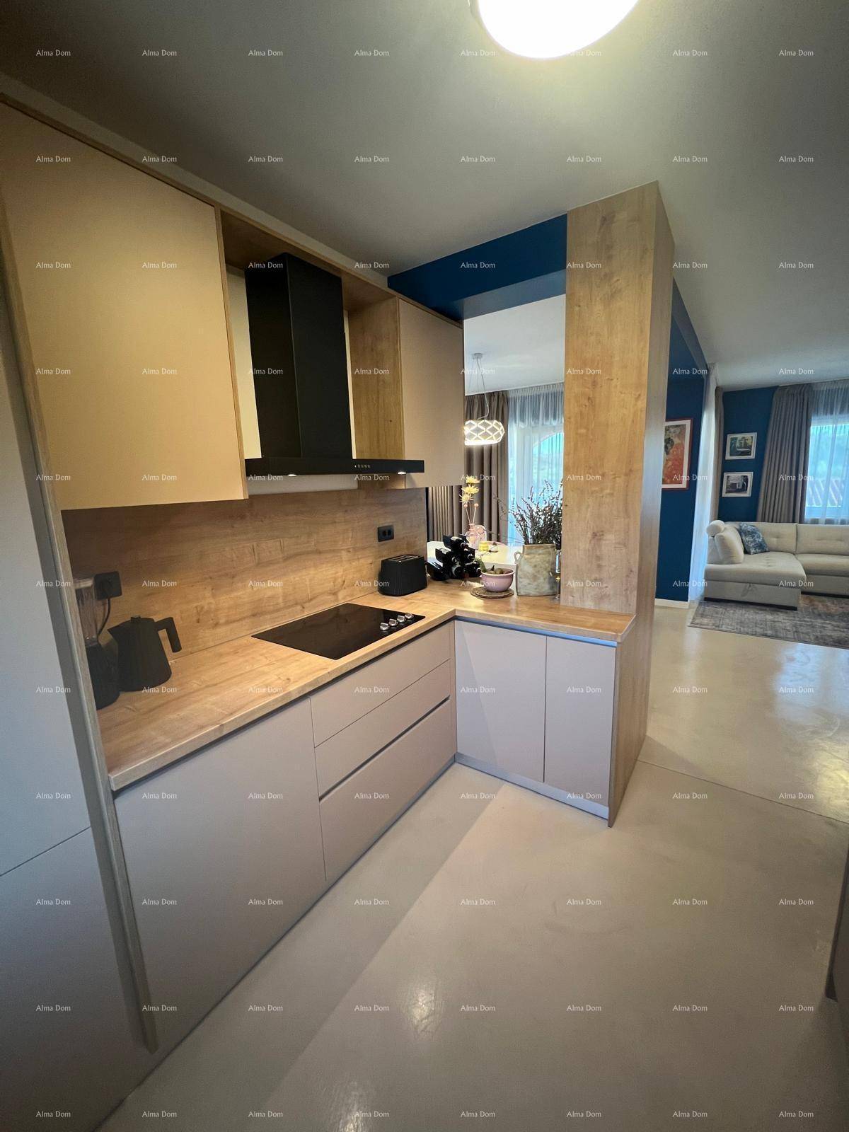 Moderne Küche mit hellen Schränken, Holz-Arbeitsplatte und Induktionskochfeld, offen zum angrenzenden Wohnbereich.