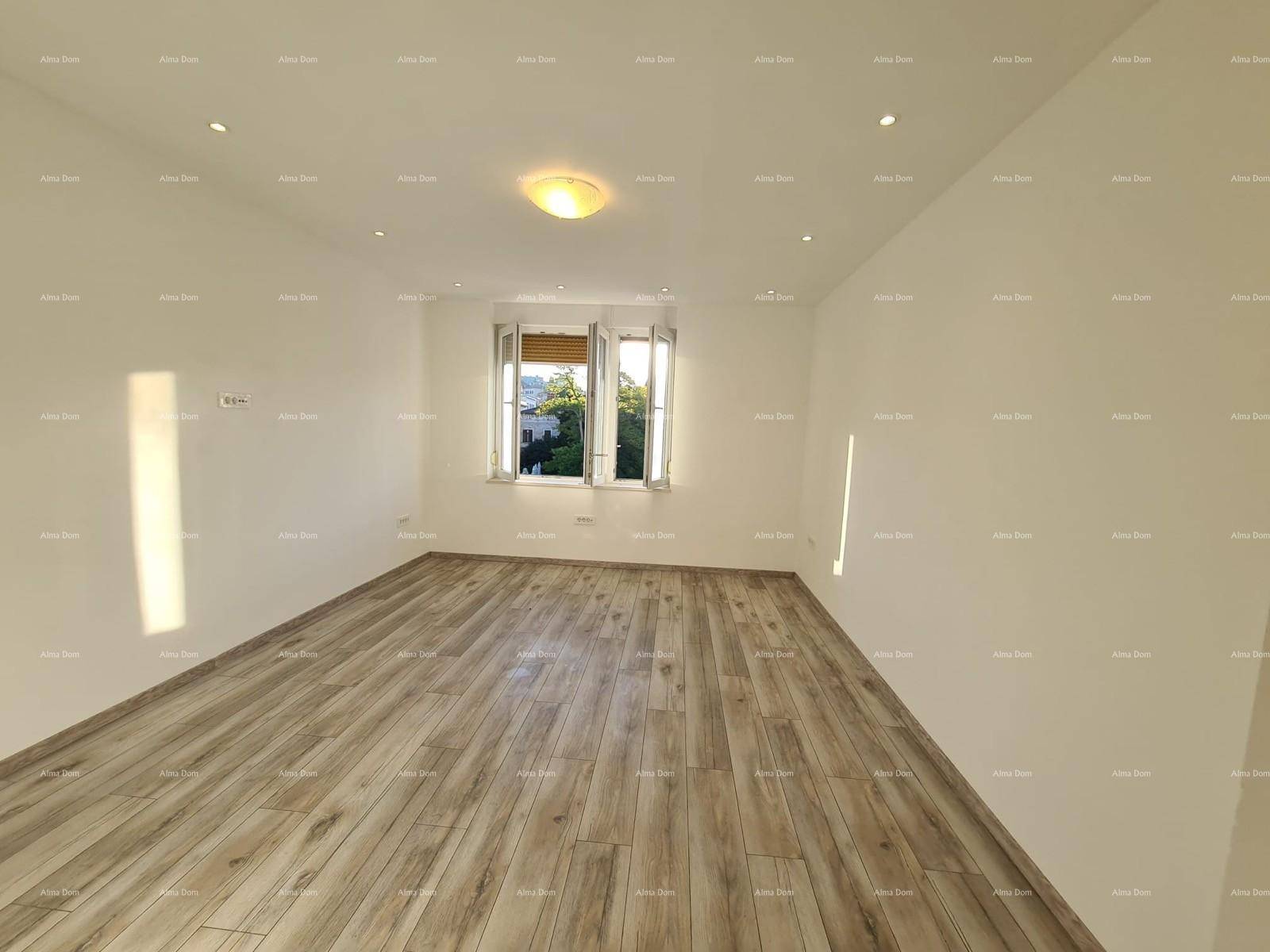Geräumiges, helles Zimmer mit Holzoptik-Fliesenboden und zwei Fenstern.