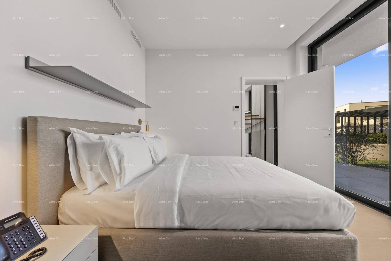 Geräumiges Schlafzimmer mit Holzboden und direktem Zugang zu einem Außenbereich durch große Fenster.