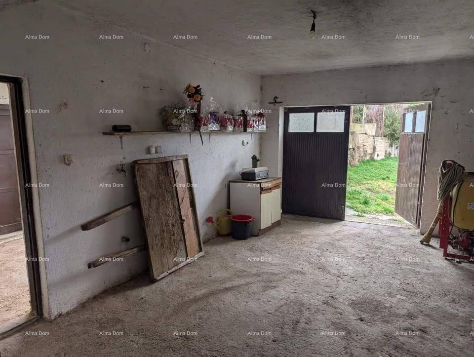 Geräumige Garage oder Abstellraum mit Betonboden und direktem Zugang zum Außenbereich.