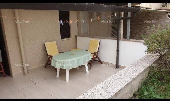 Überdachte Terrasse mit Gartentisch und Stühlen, ideal für entspannte Stunden im Freien.