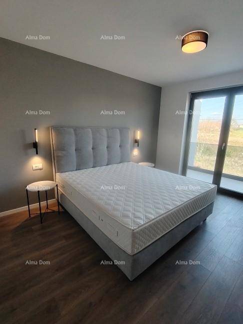 Helles Schlafzimmer mit modernem Bett, Nachttischen und großem Fenster.