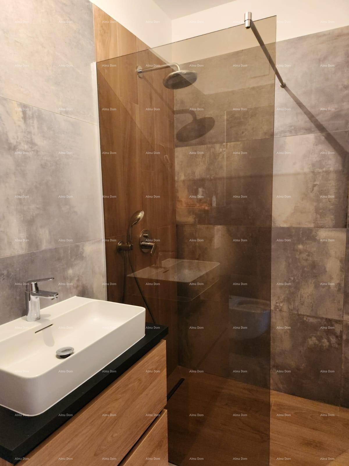 Modernes Badezimmer mit begehbarer Dusche, Aufsatzwaschbecken und Fliesen in Holzoptik.