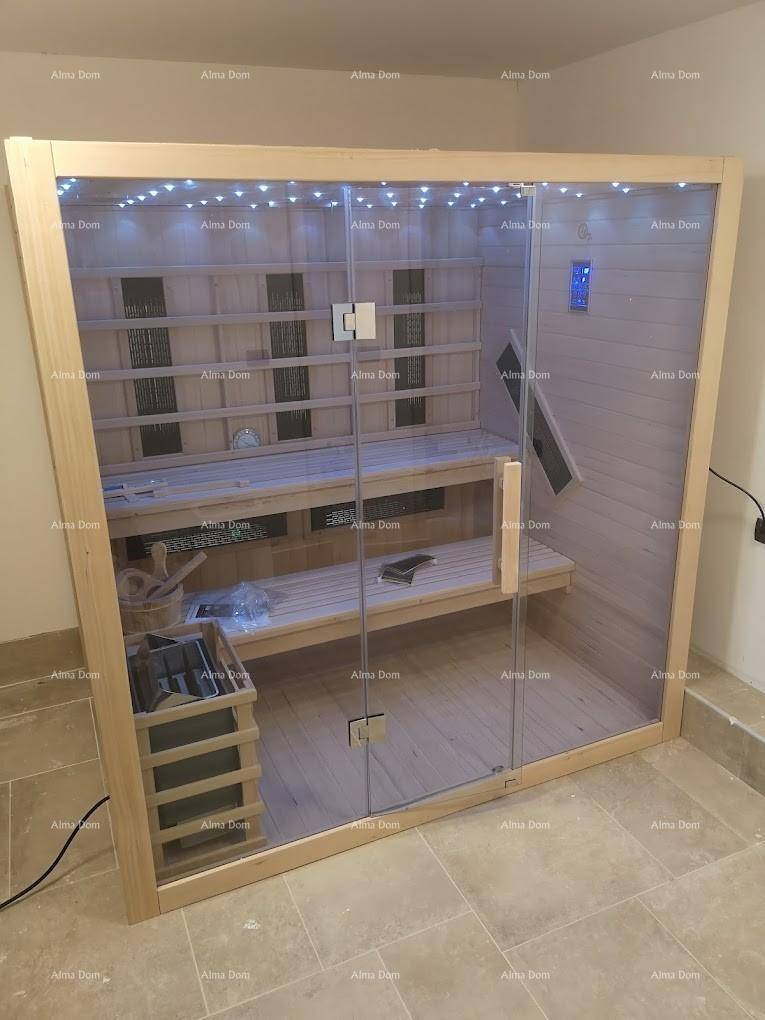 Moderne Sauna mit Holzbänken und Glastür für entspannende Momente.