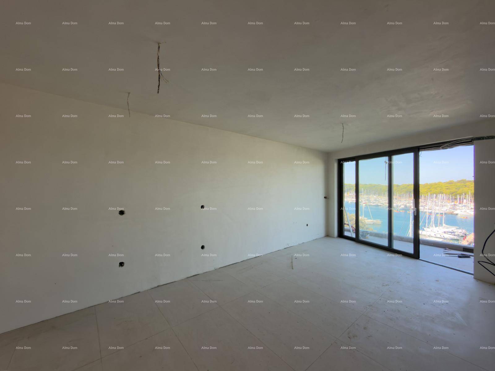 Großer unfertiger Raum mit breiter Fensterfront und Panoramablick auf den Yachthafen.