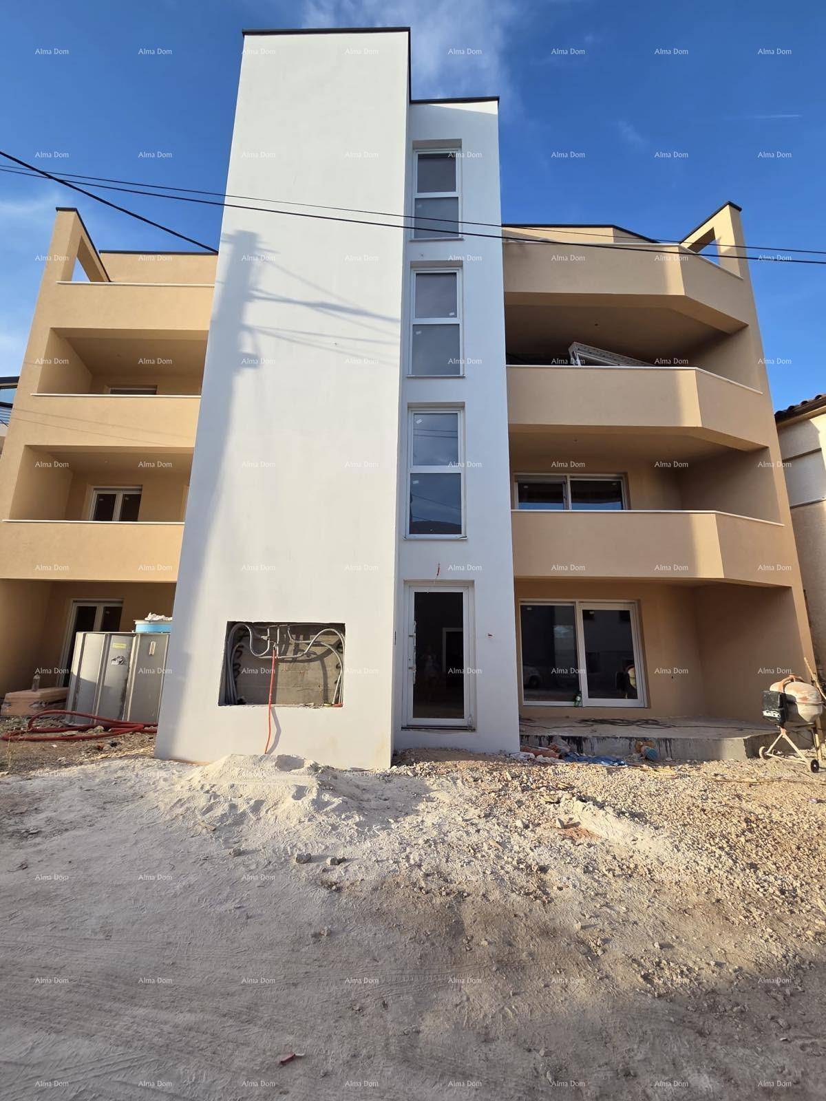 Frontansicht des modernen Neubaus mit mehreren Balkonen und großen Fensterfronten.