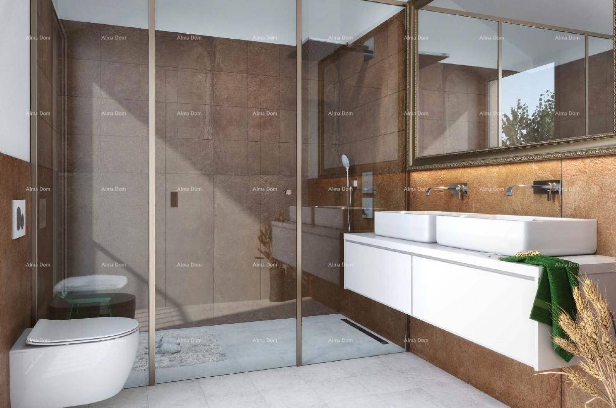 Stilvolles Badezimmer mit braunen Fliesen, begehbarer Dusche und Doppelwaschbecken mit großem Spiegel.