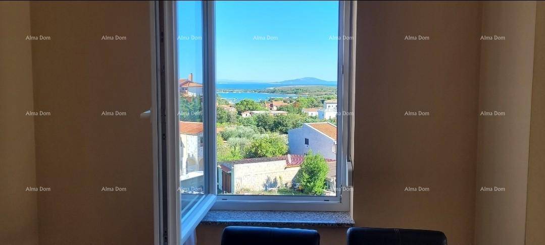 Fenster mit weitem Blick auf das Meer und die umliegende Landschaft.