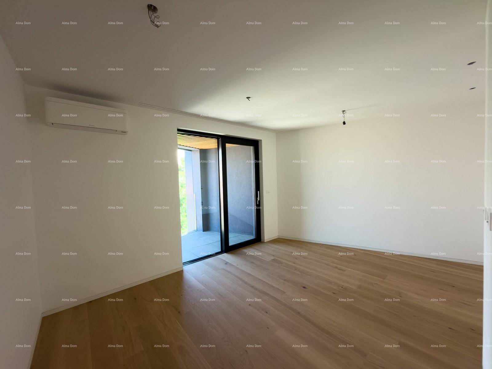 Heller Wohnbereich mit Holzboden und großer Schiebetür zum Außenbereich.