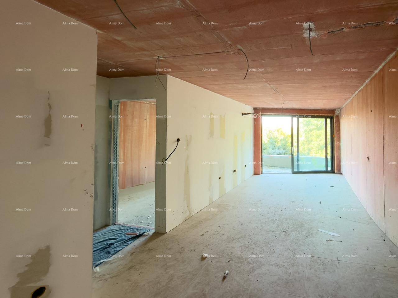 Geräumiger Innenraum im Rohbau mit Türöffnung und großen Fenstern, die viel Licht hereinlassen.