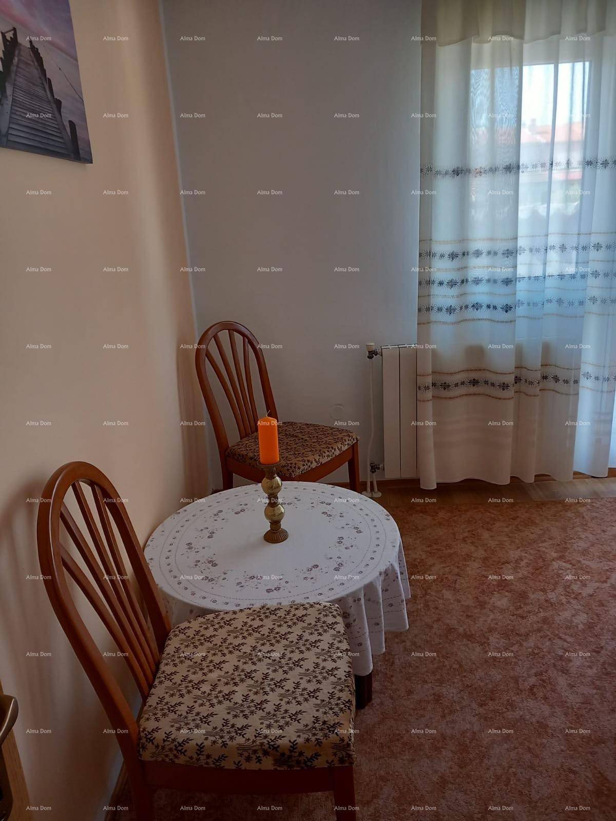 Kleiner Essbereich mit rundem Tisch und zwei Stühlen, ideal für intime Mahlzeiten.