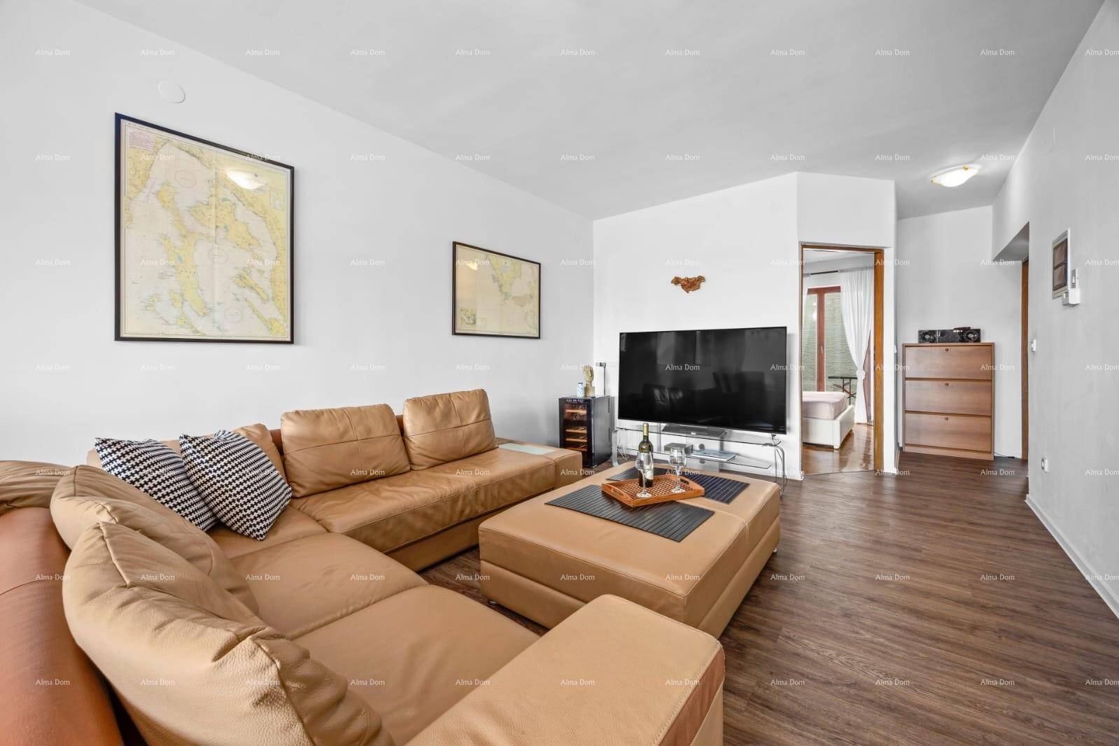 Helles Wohnzimmer mit großem Ecksofa, Couchtisch und Laminatboden, ideal zum Entspannen.