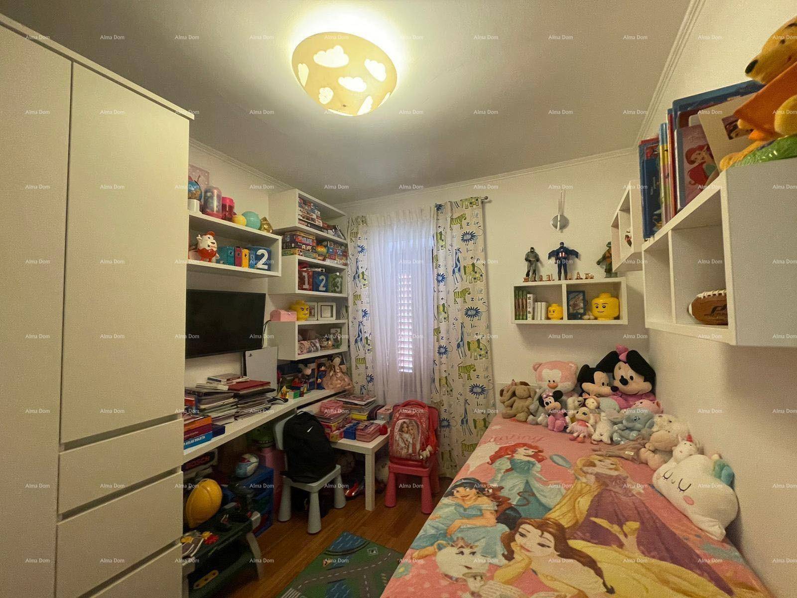 Kinderzimmer mit Einzelbett, vielen Spielsachen, Regalen und hellem Fenster.
